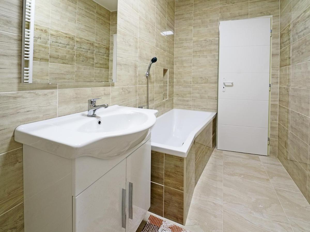 Penzion Kendy Apartman Mistrin Kültér fotó